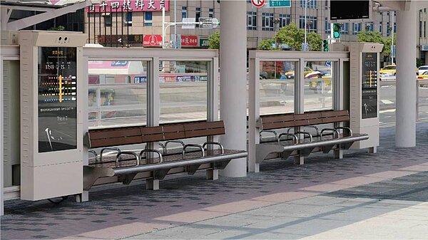 7月1日起多項交通新制上路，其中一項是在公車站10公尺內違停，將重罰1200元，車主不可不注意，以免荷包失血。圖／北市公運處提供