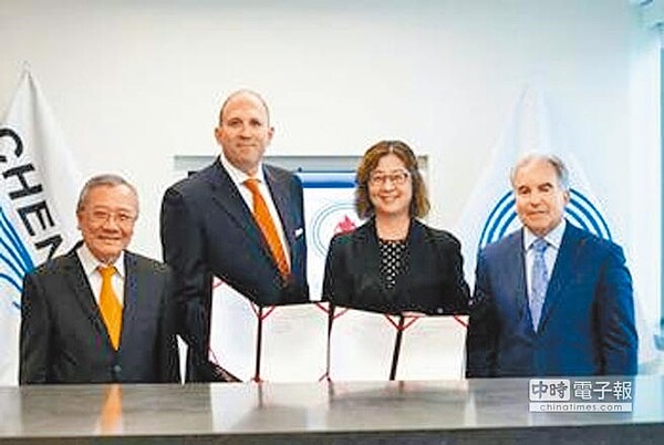 台灣中油公司天然氣事業部執行長廖惠貞(右二)與美國Cheniere公司業務執行副總Mr.Feygin(左二)交換簽署「液化天然氣購售契約」採購前約(HOA),台灣中油董事長戴謙(左)與Cheniere公司總裁Mr. Fusco(右)見證。(台灣中油提供)