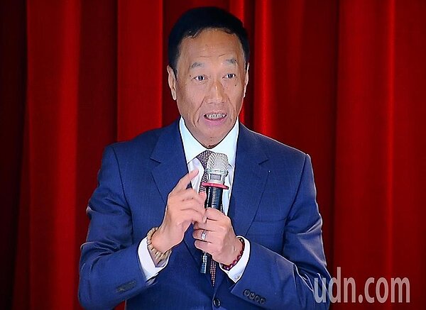 郭董在股東會上建議大家,他希望大家要有信心,希望大家做中長期的投資,同時也希望大家不要每天去看高高低低的股價,他建議大家要多運動,每天走上一萬步。記者杜建重/翻攝