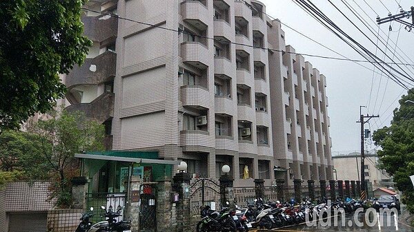 文大宿舍大群館成為藍綠角力的政治事件。本報資料照片
