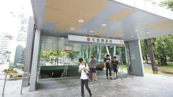 高雄生態園區捷運站商圈，生活機能超強，吸引愈來愈多人口進駐。 記者劉學聖／攝影