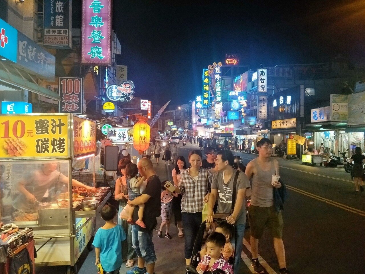 交通部觀光局上月推出「振興南台灣旅遊」政策,因限制條件太多,屏東墾丁地區旅宿業者直呼無感,墾丁大街人潮依然稀稀疏疏。記者潘欣中/攝影