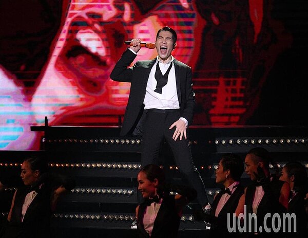 典禮開場蕭敬騰身穿LANVIN男士禮服,配襯BVLGARI珠寶。記者陳立凱/攝影