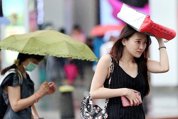 中央氣象局發布大雨特報。聯合報系資料照