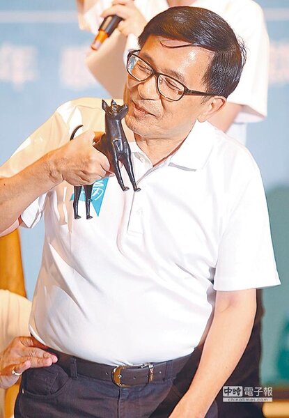 前總統陳水扁昨透過「新勇哥物語」發聲，質疑軍公教18％為何非歸零不可！圖為他5月出席凱達格蘭基金會餐會。（本報資料照片）
