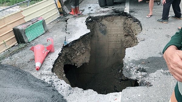 台南新化信義路帝溪橋附近路面因路基掏空,現出5公尺深的坑洞。圖/民眾提供