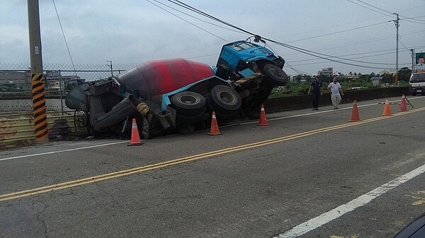 台南新化信義路帝溪橋附近路面因路基掏空,預拌混凝土車陷落。圖/民眾提供