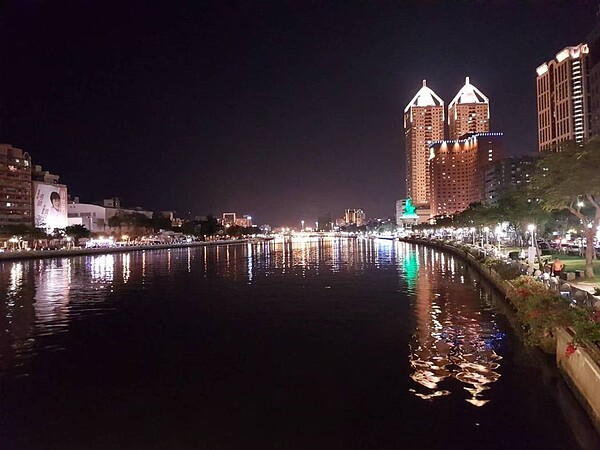 高雄市愛河新增景觀燈，把愛河點綴得更富浪漫氛圍。圖／高雄市工務局提供
