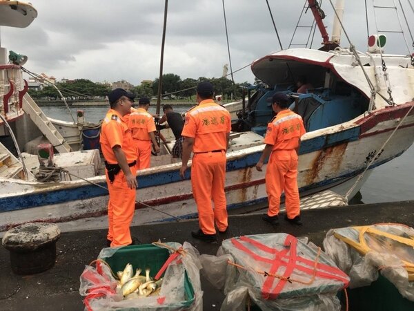 經海巡人員上船檢視魚種，計有紅魽、鮸魚及黃魚等3類，逾6公噸。 記者邵心杰／翻攝

