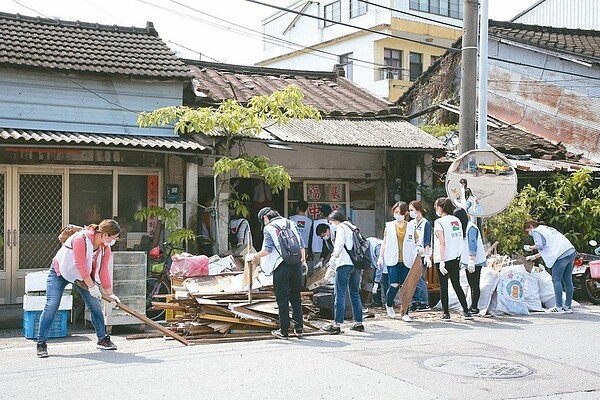 志工合力清理苗栗縣公館鄉福基村114號的老藥房,將改造成作物健康中心。 圖/鮮活采田提供