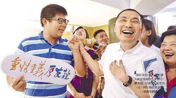 國民黨新北市長參選人侯友宜22日上午舉行「厚友誼」記者會,侯友宜(右)與在場民眾互動。(葉書宏翻攝)