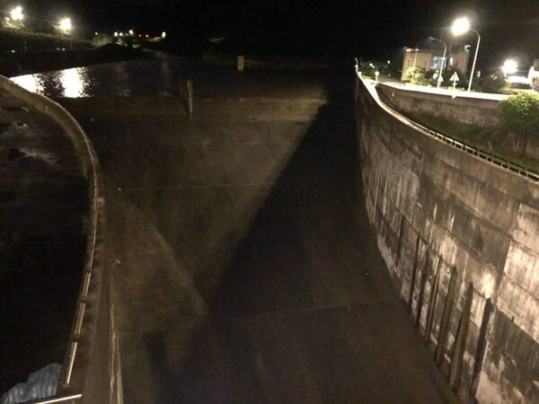 今天員山子分洪3.5小時，總體積62萬立方公尺，讓基隆河水位有效下降今晚8時25分停止分洪。圖／第十河川局提供