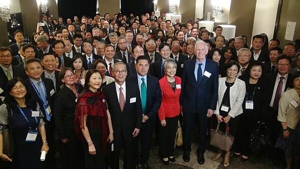 總統府國策顧問何美玥(第一排中間紅衣者)當地時間18日率台灣84家企業、140多位企業主參加「選擇美國」投資峰會。何美玥左邊為AIT主席莫健。中央社記者鄭崇生華盛頓攝 106年6月19日