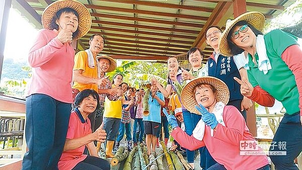 燕巢金山社區組成銀響力工團發起開闢手作步道。（郭韋綺翻攝）