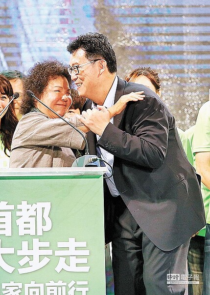 民進黨台北市長參選人姚文智(右)23日舉辦首場造勢晚會,陳菊(左)壓軸助講,互相擁抱。(張鎧乙攝)