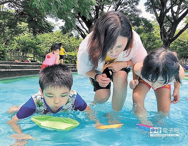 壽山動物園23日舉辦水上紙船吹吹樂活動，高雄市觀光局長曾姿雯（中）與小朋友同歡，現場充滿趣味及笑聲。（柯宗緯翻攝）
