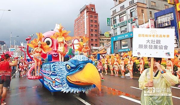 「基隆海洋老鷹嘉年華」登場,各式「巨偶」、表演團體齊聚踩街。(基隆市政府提供)