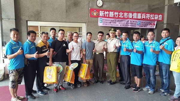 憲兵隊長也帶領官兵參與捐血,希望能幫助更多的人。記者郭政芬/翻攝