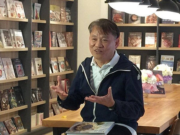 王品創辦人戴勝益希望藉由閱讀和餐飲圖書,能為原住民孩子找到閱讀興趣和啟發。 圖/益品書屋提供