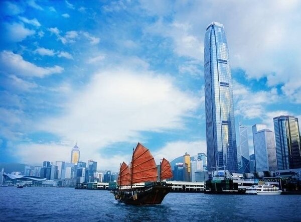 鴨靈號為香港僅存的傳統中式帆船，憑登機證就有機會買一再送一。 圖／港旅局提供
