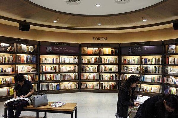 誠品松菸2樓書店區。(林宜靜攝)