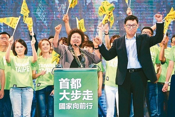 民進黨台北市長參選人姚文智(右)昨晚舉行首場造勢晚會。 記者林俊良/攝影