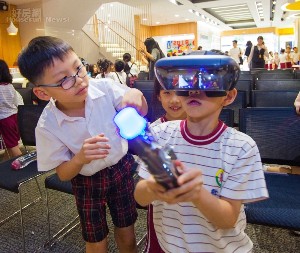 永慶房屋特別準備《星際大戰-絕地挑戰》讓學童體驗VR科技。（好房網新聞中心）