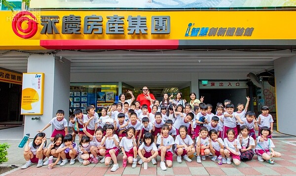 北市知名智慧校園新民國小,由校長領隊,超過60位學童參觀永慶i+智慧創新館。(好房網新聞中心)