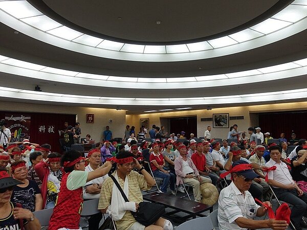 不滿社子島開發案審議進度牛步，100多名社子島居民今天前往北市府陳情，只見居民各個頭綁「促進社子島開發」的紅色布條，高喊「幫幫社子島」，強調希望市府幫忙，讓社子島開發案快點通過。記者邱瓊玉／攝影