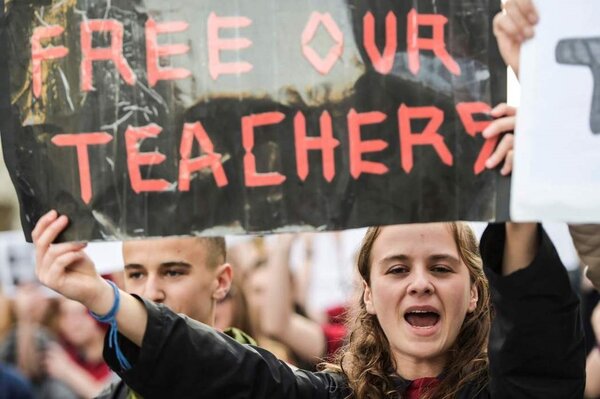 「放了我們的老師！」學生抗議土耳其情報單位和科索沃情報單位合作，將6名葛蘭運動高層人員從科索伏押送回土耳其。法新社
