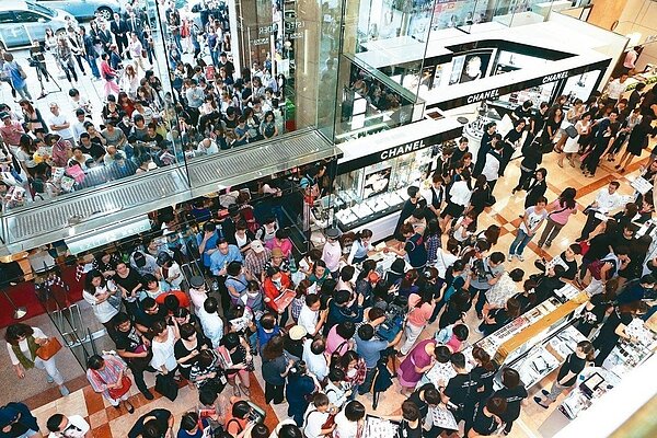 因應年改恐衝擊民間消費,百貨業、飯店紛推活動促銷。 圖/聯合報系資料照片