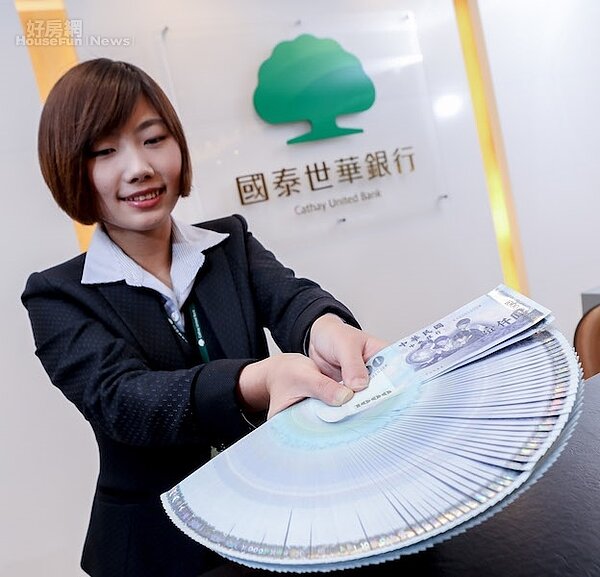 點鈔新台幣。(國泰世華銀行提供)