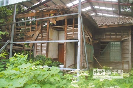 台灣銀行預計今年啟動台銀日式宿舍修復工程，斥資3000萬將腐壞、崩落的木造門窗、黑瓦屋頂等結構原貌修復，最快年底前施工，2020年底完工。（譚宇哲攝）