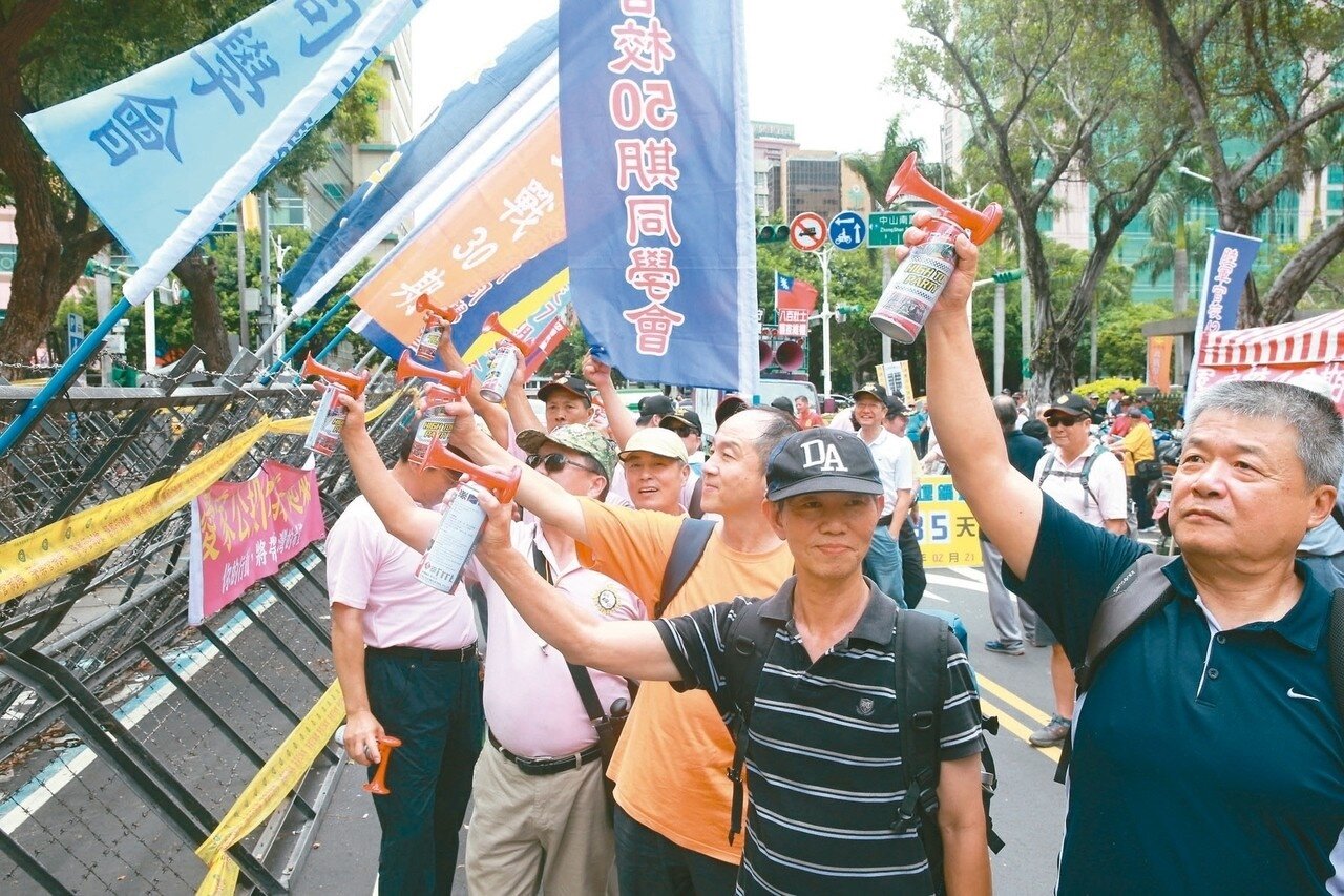 國防部昨天宣布,已經開始寄發「已退軍職人員退除給與重新計算通知函」。 圖/聯合報系資料照片