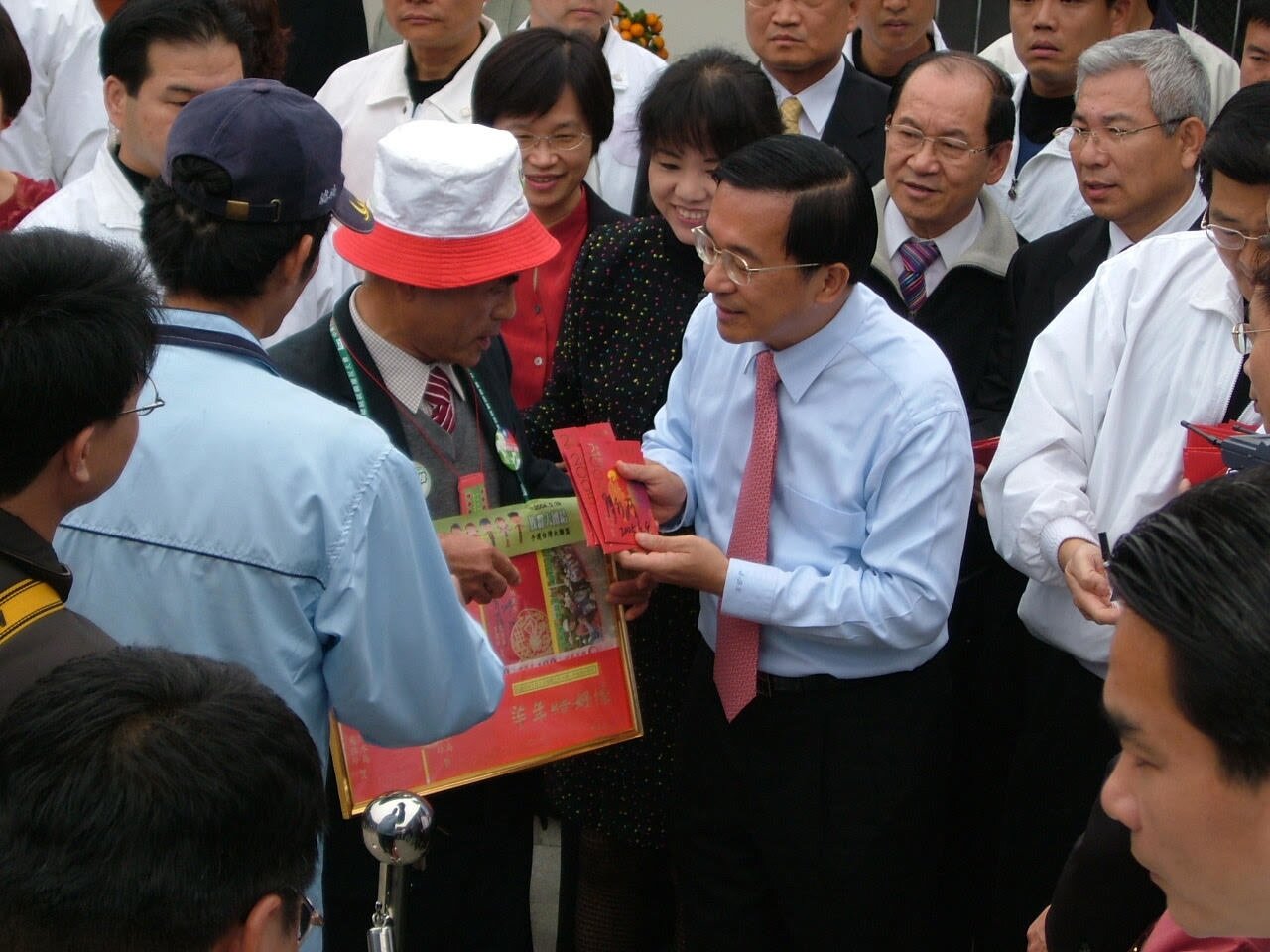 阿扁親自發送紅包給鄉親,是許多西庄人熟悉的回憶。 圖/聯合報系資料照片
