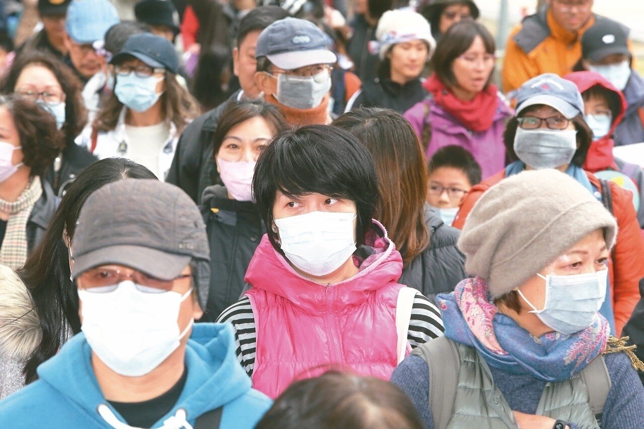 立法院昨三讀通過「空氣汙染防制法修正案」,將畫設空氣品質維護區,禁止老舊車輛通行,違者最重處六萬元罰鍰。 圖/聯合報系資料照片