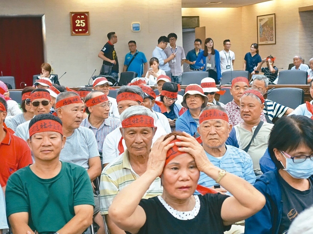 不滿社子島開發案審議進度牛步，100多名社子島居民昨前往北市府陳情。 記者邱瓊玉／攝影