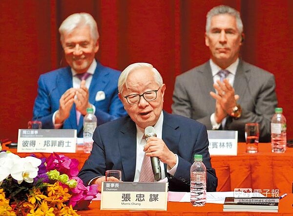 晶圓教父張忠謀(中)主持任內最後一次台積電股東會時,對於公司前景表示相當樂觀。(本報資料照片)