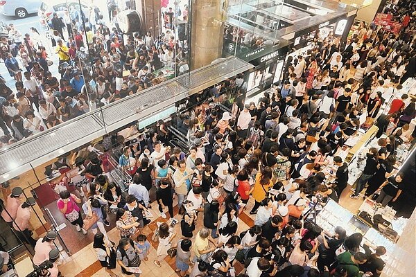 減軍公教退休金,恐傷民間消費,已在飯店、百貨業激起漣漪,國賓飯店和遠東百貨部分店點,對於7月即將上路的年改,初估至少影響一成的業績,消費市場嚴陣以待。聯合報系資料照片