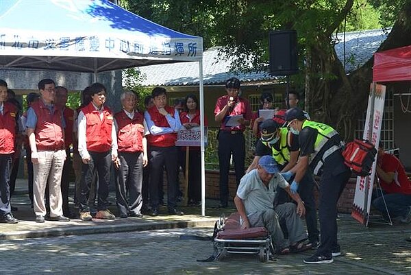 颱風季節來臨,內政部長葉俊榮今(25)日視察104年蘇迪勒颱風形成孤島地區的新北市烏來區福山里。(葉書宏翻攝)