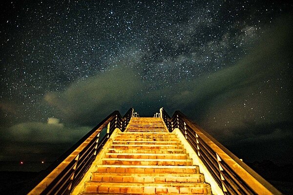 台東縣政府拚觀光再出招,7月起推出台東縣最美星空攝影大賽,圖為三仙台拱橋夜景。圖/台東縣政府提供
