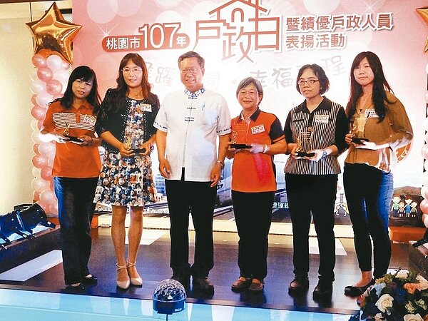 桃園市獲選全國績優戶政人員許瑞雯(左起)、鄭綉蓉、張鈺玄、魏秀珠、陳又菁5人預定7月接受中央表揚,市長鄭文燦(左三)頒獎肯定。 記者曾增勳/攝影
