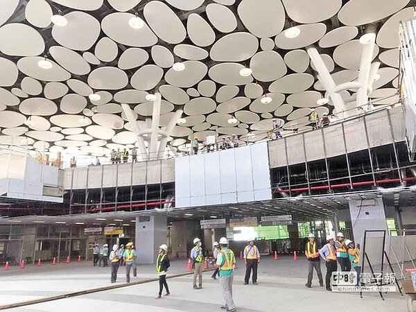 全新高雄火車站站體首度亮相,全案預計民國112年完工。(柯宗緯攝)