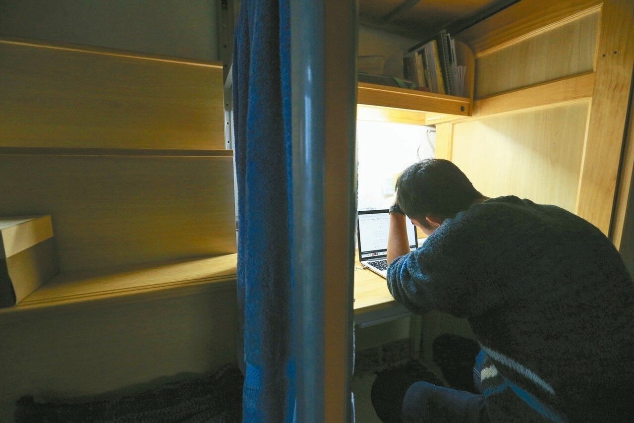 愈常加班、過勞或需集中注意力的高科技等行業,已成接觸毒品高危險群。專家發現,過去社會多著重防範青少年毒品成癮,但成人成癮也值得重視,他們背後暗藏負面情緒或壓力,多為了提神與工作,被發現時往往成癮過深,造成社會問題更勝青少年。 本報資料照