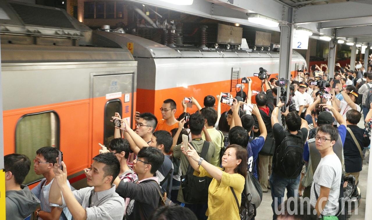 大批鐵道迷在最後列車啟動離開時拿起相機快門按不停，向最後一班列車說再見。記者劉學聖／攝影