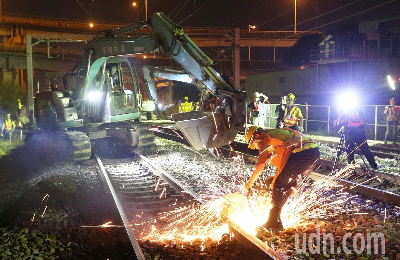 台鐵工程人員加班整備進行左營地下化軌道切換作業，一名工人進行軌道切除作業，冒出大量火花，要趕在天亮前把平面軌道順利切換到地下軌，迎接高雄新站啟用。記者劉學聖／攝影