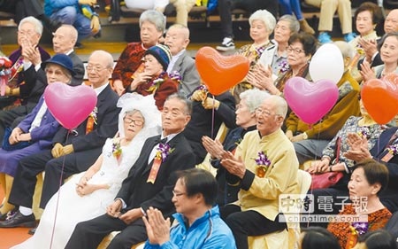 台北市政府13日在重陽節前夕在臺北體育館表揚71對金婚夫妻，老夫妻盛裝打扮出席，非常熱鬧。（趙雙傑攝）