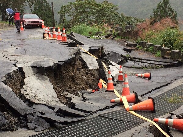 桃園市復興區拉拉山神木區入口處,今天上午發生路面坍方,隆起位移近50公分,園方表示即日起將休園,待路面修復完成在開放。圖/桃園市風景管理處提供