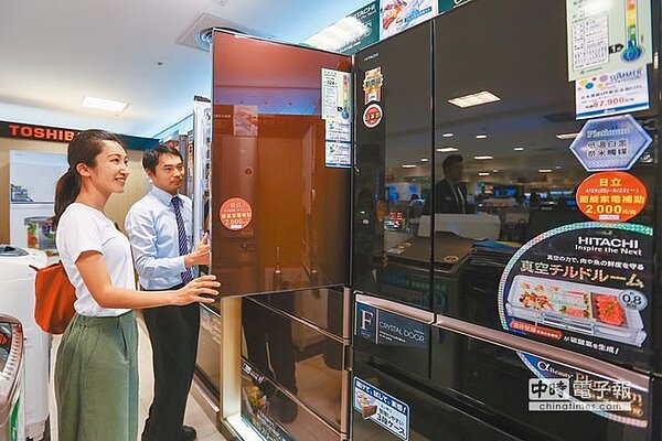 台電估計,如全國家戶都改壓220V,光線損每年可省10億度電,用戶端有馬達線圈電器可省電20至30%。圖為消費者選購省電家電。(本報資料照片)