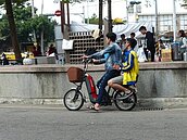 騎電動自行車注意！交部擬限制騎乘年齡